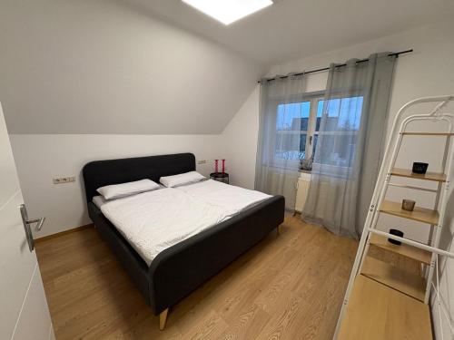 Postel nebo postele na pokoji v ubytování Großzügiges Design-Loft in Aulendorf