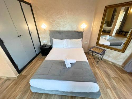 Postel nebo postele na pokoji v ubytování Hotel Nouzha