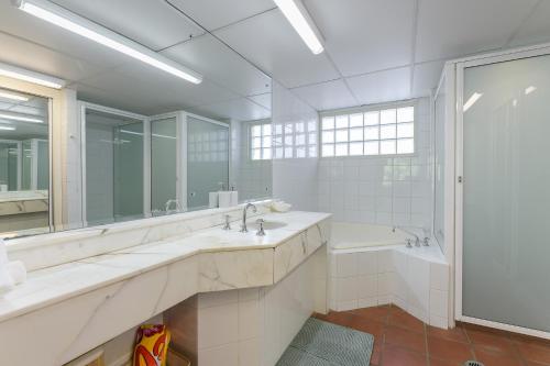 Studio on Macrossan في ميناء دوغلاس: حمام مع مغسلتين وحوض استحمام ودش