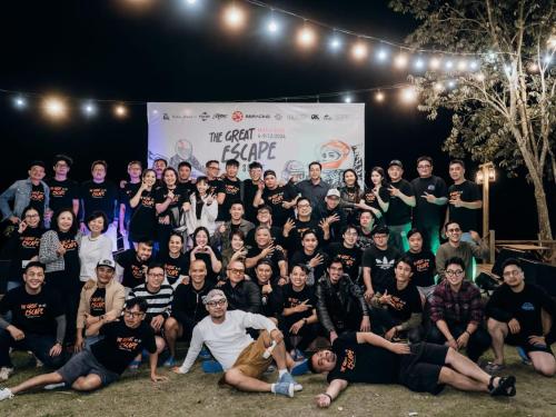 The Lake Farm - Dak Lak في بون ما توت: مجموعة كبيرة من الناس تقف لالتقاط صورة