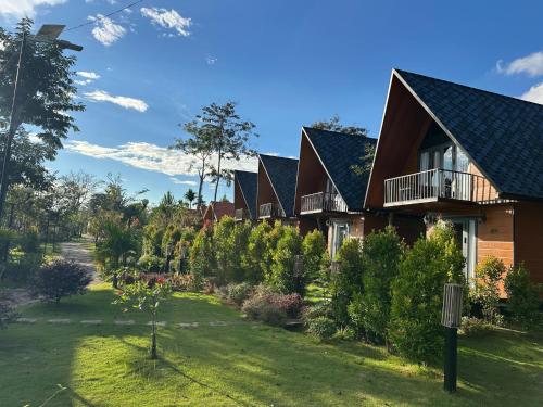 The Lake Farm - Dak Lak في بون ما توت: صف من المنازل مع ساحة