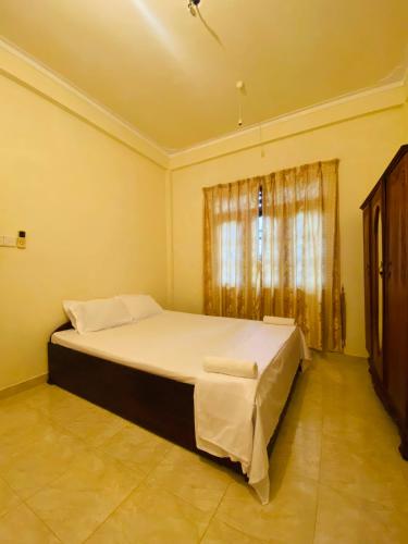 a bedroom with a large bed and a window at DropHaus in Naula