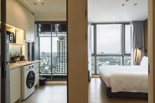 Giường trong phòng chung tại Oakwood Suites Tiwanon Bangkok