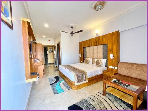 Postel nebo postele na pokoji v ubytování SEA VIEW from rooftop - SWIMMING POOL - HOTEL LAGOON ! PURI near Swargadwar - Golden Beach - Jagannath Temple - Parking - Fully Air Conditioning Rooms - BEST HOTEL IN PURI