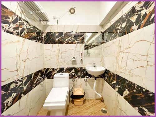 Koupelna v ubytování SEA VIEW from rooftop - SWIMMING POOL - HOTEL LAGOON ! PURI near Swargadwar - Golden Beach - Jagannath Temple - Parking - Fully Air Conditioning Rooms - BEST HOTEL IN PURI