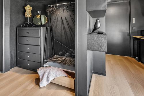 Un pat sau paturi într-o cameră la Black Dune Coastal Studio - Waipu Cove