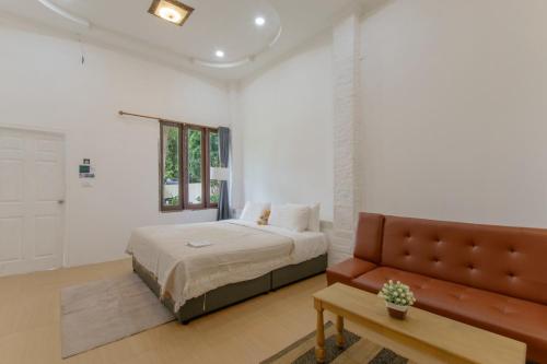 Postel nebo postele na pokoji v ubytování Three CoCo Villa AoNang Beach