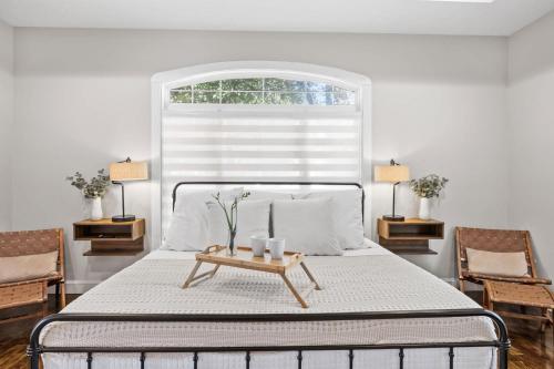 Stay at this Old Fashion House in Bardstown في باردستاون: غرفة نوم مع سرير مع طاولة عليه