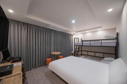 Postel nebo postele na pokoji v ubytování Elegance hotel hwangridan