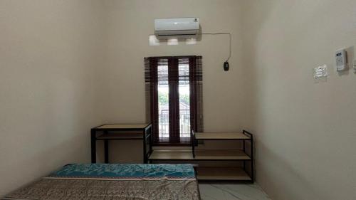 En eller flere senge i et værelse på Homestay Permana Syariah