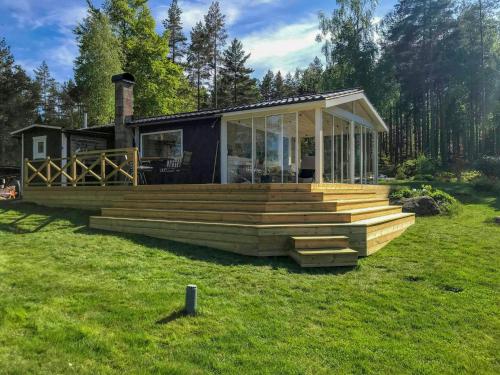 En have udenfor House By A Secluded Lake In Rural Blekinge