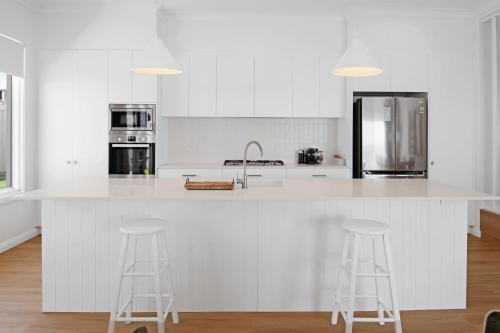 Кухня или мини-кухня в The Whitehaus - Contemporary Calm Modern Design
