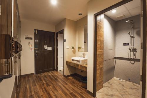 Namtok Sarika Resotel في ناخون نايوك: حمام مزود بحوض ومِرآة