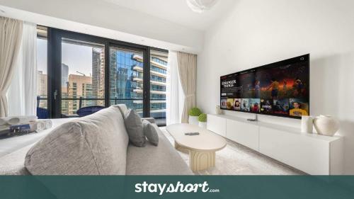 Free housekeeping visits during your stay - StayShort - Dubai Marina sleeps 4 with Water Views!