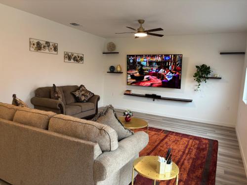 TV a/nebo společenská místnost v ubytování The Orchid house !! Your home away from home Gateway to Yosemite & UC Merced