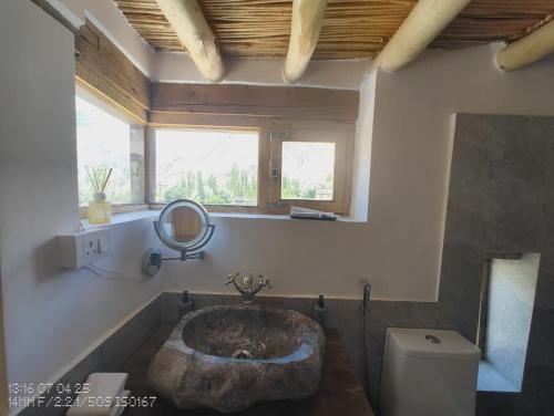 Saspul GömpaMoljoks Heritage House的浴室里有一个大木浴缸，旁边是马桶。