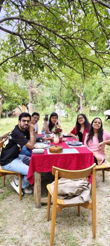 Saspul GömpaMoljoks Heritage House的一群人围坐在桌旁