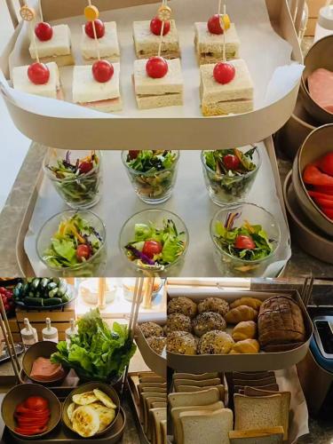 een vitrine met verschillende soorten sandwiches en salades bij Orange Hotel Suzhou Emerald Plaza in Suzhou