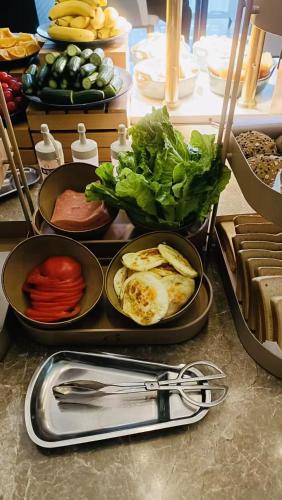 een buffet met gerechten op tafel bij Orange Hotel Suzhou Emerald Plaza in Suzhou