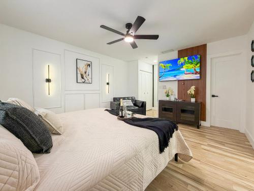 a bedroom with a large bed with a ceiling fan at King Comfort Suite Kitchen Wi-Fi Parking in Pembrook Pines