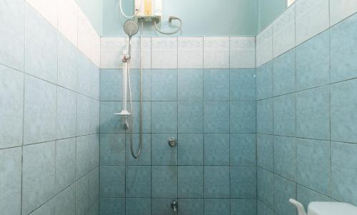 Koupelna v ubytování RedDoorz Hostel at MRC Residences Baguio