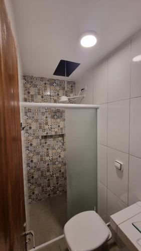 a small bathroom with a toilet and a shower at Sobradinho Riviera, 3 Quadras do Mar - COM AR CONDICIONADO no quarto in Matinhos