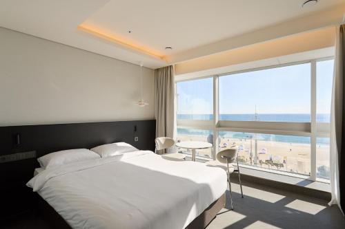 Una cama o camas en una habitación de Cov Stay Haeundae