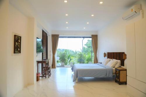 En eller flere senge i et værelse på VILLA Coconut Sala - Salad Beach, sunsets, seaviews, palm trees