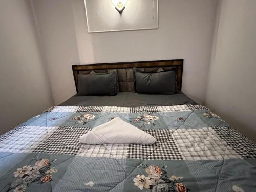 Stylish Comfort in the Heart of Dream Homes في غازي آباد: غرفة نوم عليها سرير ولحاف