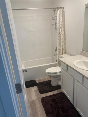 Ένα μπάνιο στο The Orchid house !! Your home away from home Gateway to Yosemite & UC Merced