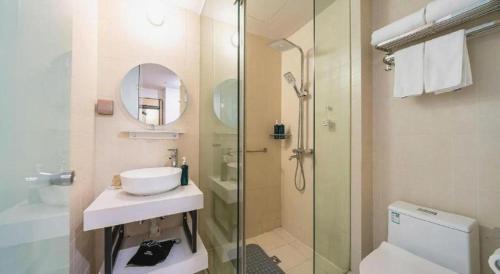 Magnotel Hotel Shanghai Railway Station Magnolia Plaza في شانغهاي: حمام مع حوض ودش ومرحاض