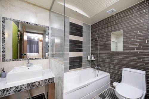 Gunsan Yes的带浴缸、马桶和水槽的浴室