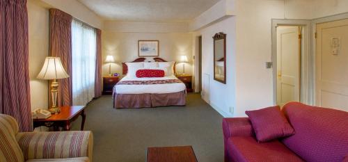 מיטה או מיטות בחדר ב-Historic Anchorage Hotel