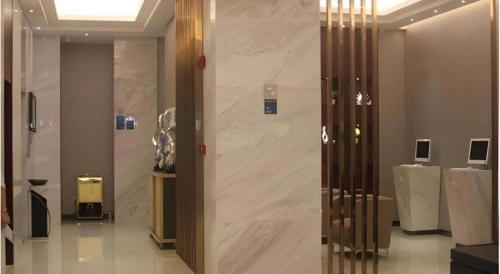 Μια τηλεόραση ή/και κέντρο ψυχαγωγίας στο City Comfort Inn Huizhou Huiyang High-speed Railway Station