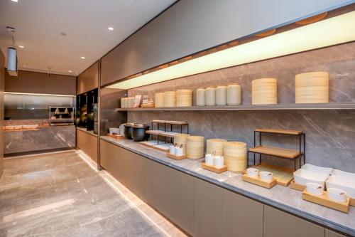 Kuchyň nebo kuchyňský kout v ubytování JI Hotel Shenzhen Guangming Tianhuicheng