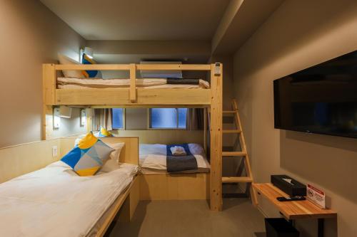 Un pat sau paturi într-o cameră la BAKURO - DOYANEN HOTELs