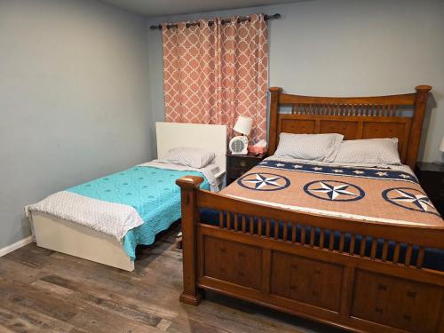 Un dormitorio con dos camas y una ventana. en Spacious home near LAX, en Hawthorne