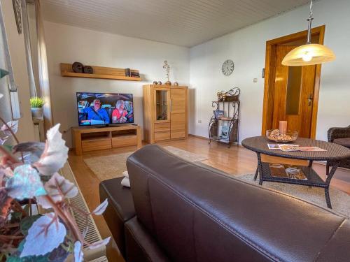 Μια τηλεόραση ή/και κέντρο ψυχαγωγίας στο Jahnstraße 37 - Ferienwohnung Hufnagel