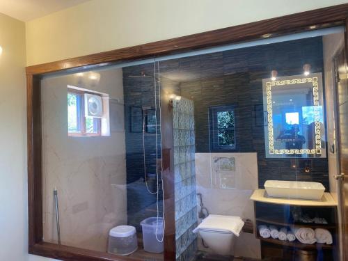 Et badeværelse på Amantran Resorts and Wellness Centre