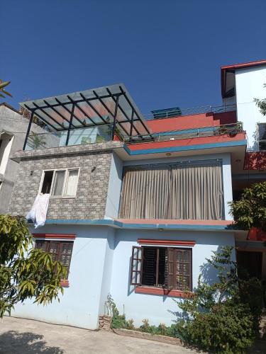 Το κτήριο όπου στεγάζεται  το δωμάτιο σε οικογενειακή κατοικία