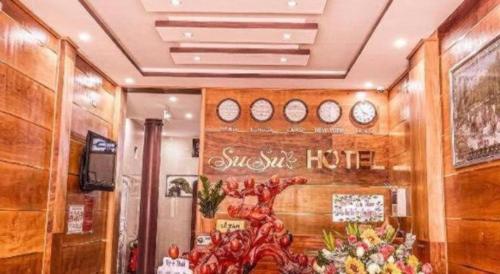 SU SU HOTEL QUY NHƠN في كوي نون: لوبي فندق وساعات على الحائط