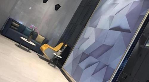 Echarm Hotel Wuhan Plaza Wansongyuan في ووهان: غرفة بها كرسيين وطاولة في مبنى