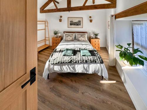 En eller flere senge i et værelse på Lime Tree Barn