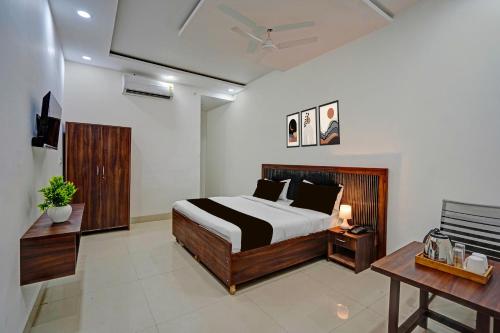 Μια τηλεόραση ή/και κέντρο ψυχαγωγίας στο Hotel O Sector 110 Noida Formerly Luv Kush Tower Bhangel