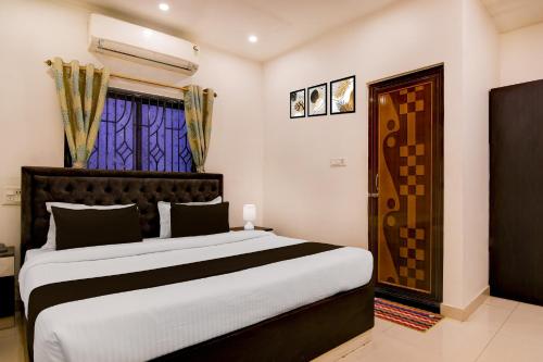 a bedroom with a large bed and a window at Collection O Dattapukur Railway Terminal Kolkata in Bārāsat