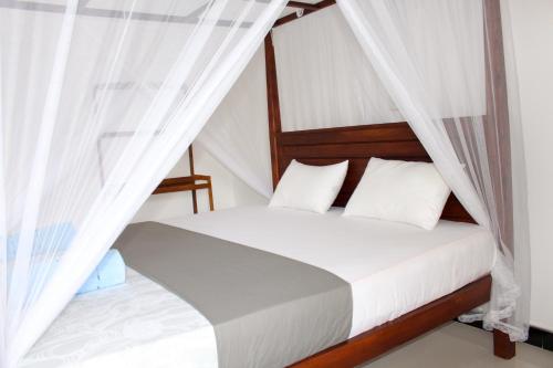 Una cama o camas en una habitación de Orchid Rest