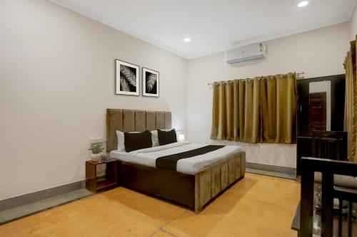 a bedroom with a large bed in a room at Collection O Civil Lines Prayagraj in Prayagraj
