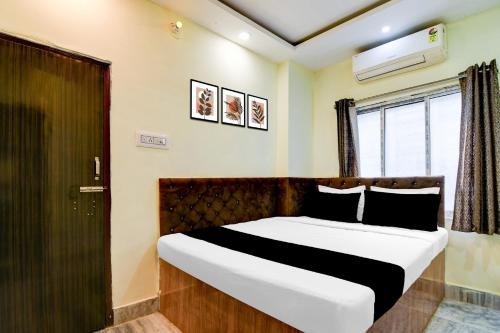 Una cama o camas en una habitación de Hotel O Narayana RN Tagore Hospital Formerly Lantern Guest House
