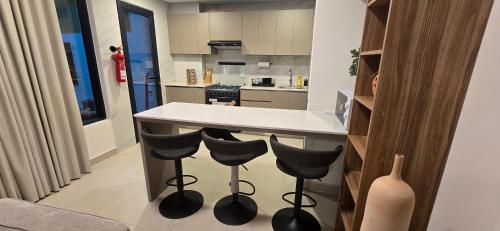 Η κουζίνα ή μικρή κουζίνα στο Modern Omani Inspired Apartment in Muscat