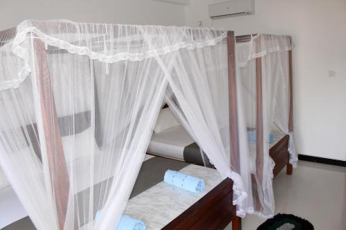 Una cama o camas en una habitación de Orchid Rest